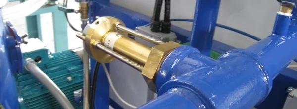 Centrifuge flow meter for monitoring process fluid flow rate into the centrifuge